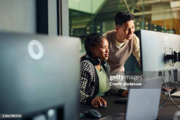 software engineers collaborating on a project, analyzing code on computer monitors in office - kurs bildbanksfoton och bilder