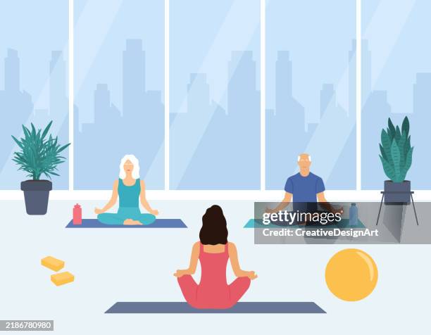 yogastudio mit weiblicher yogalehrerin und älteren erwachsenen, die im lotussitz sitzen und meditationsübungen durchführen. gesundes lebensstil-konzept - fitnessraum stock-grafiken, -clipart, -cartoons und -symbole