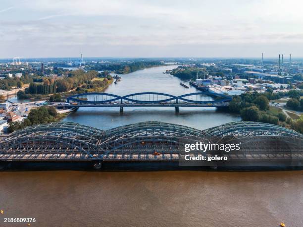 blick auf brücken über die elbe in hamburg - elbe stock-fotos und bilder
