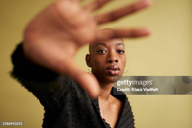 non-binary person making stop gesture with hand - druck durch gleichaltrige stock-fotos und bilder