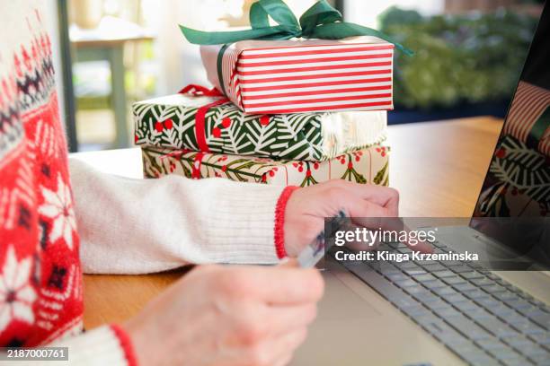 christmas online shopping - broma pesada fotografías e imágenes de stock
