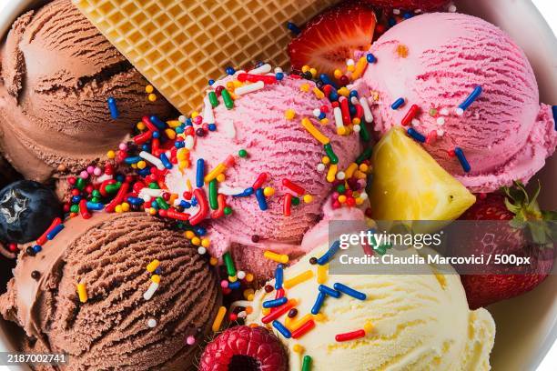 a close-up,top view of a bowl of ice cream with multiple flavors - eisbecher stock-fotos und bilder