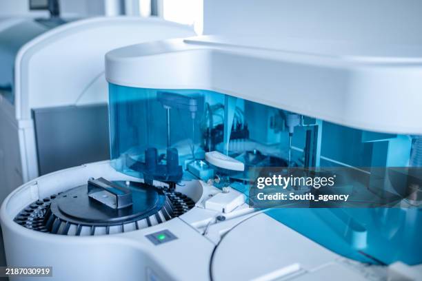 advanced laboratory equipment with blue tinted casing. - equipamento de laboratório imagens e fotografias de stock