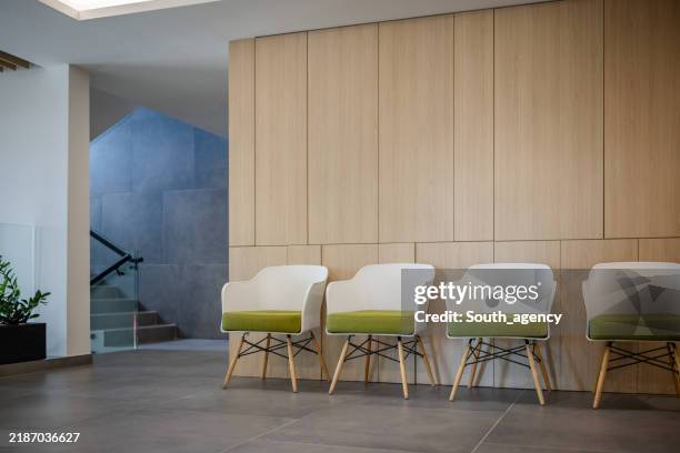 modern healthcare waiting room - wachtkamer stockfoto's en -beelden