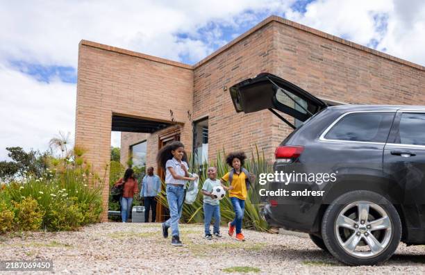 Loading Things Fun 256 Loading Kids In The Car Stock Photos, High-Res Pictures, and Images ...