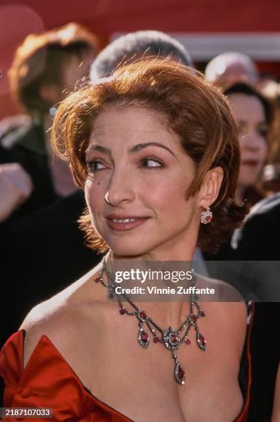 Cuban-American singer Gloria Estefan attending the 72nd Annual Academy Awards at the Shrine Auditorium in Los Angeles, California, 26th March 2000.