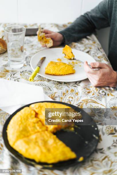 spanish omelet in a domestic environment/candid shot - tortilla de patata fotografías e imágenes de stock