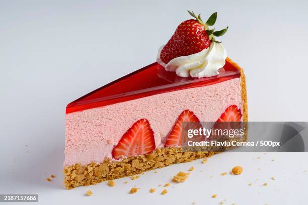 a photo of a slice of a delectable mousse cake - taartpunt stockfoto's en -beelden