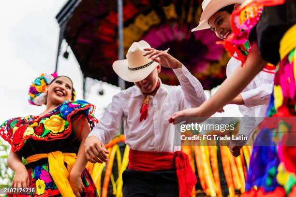 jóvenes chiapanecos (bailarines tradicionales mexicanos) bailando al aire libre - fiesta mexicana fotografías e imágenes de stock