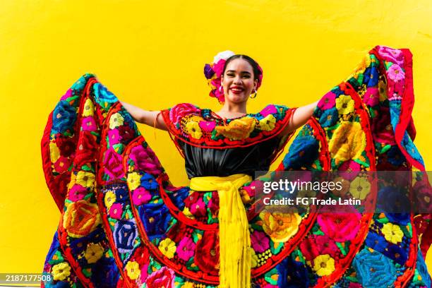 ritratto di giovane chiapaneca (ballerina tradizionale messicana) su sfondo giallo - tradizione foto e immagini stock
