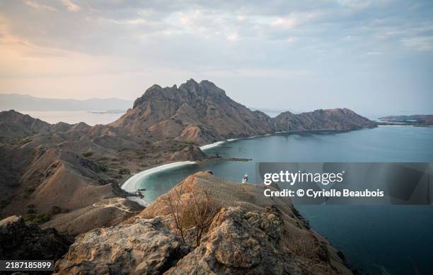 sunset from the summit of padar island - nusa tengara oriental imagens e fotografias de stock