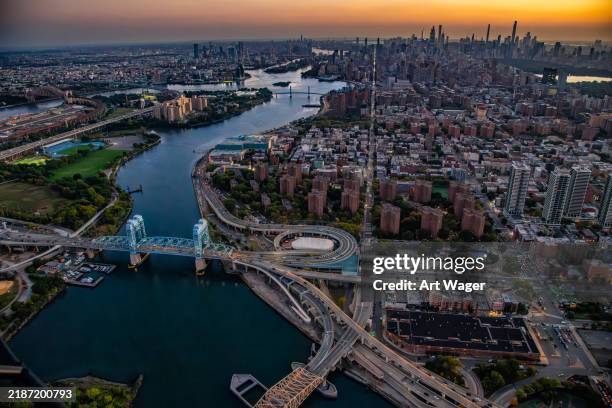 wide angle new york cityscape aerial - queens nova iorque imagens e fotografias de stock