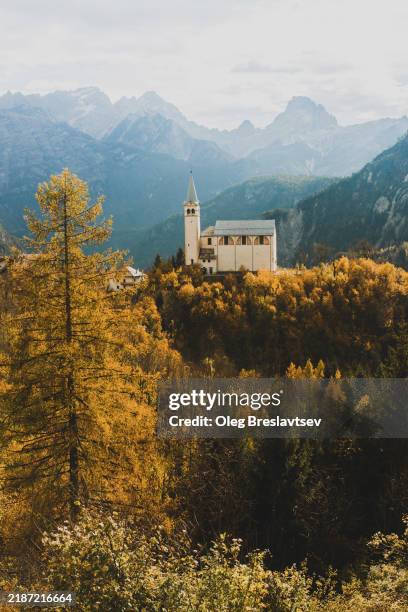 san martino church, valle di cadore comune in the province of belluno in the italian region of veneto - chapelle photos et images de collection