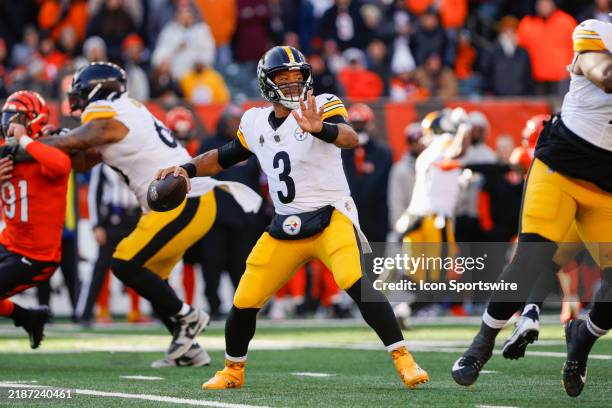 Pittsburgh Steelers quarterback Russell Wilson passes the ball during the game against the Pittsburgh Steelers and the Cincinnati Bengals on December...