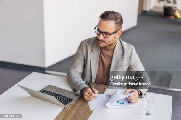 un hombre de negocios moderno está trabajando en la oficina. - mandato judicial fotografías e imágenes de stock
