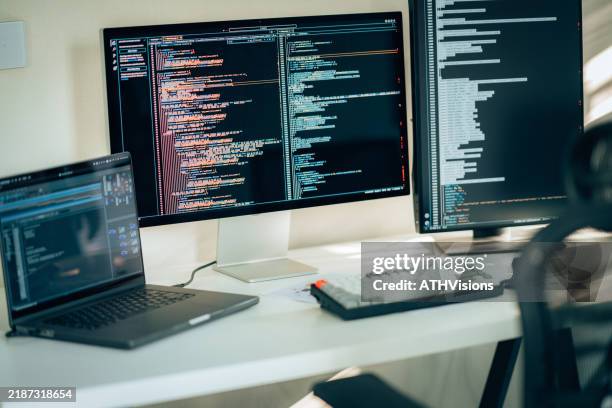 area di lavoro it per lo sviluppo software con strumenti di debug e analisi del codice - programmazione televisiva foto e immagini stock