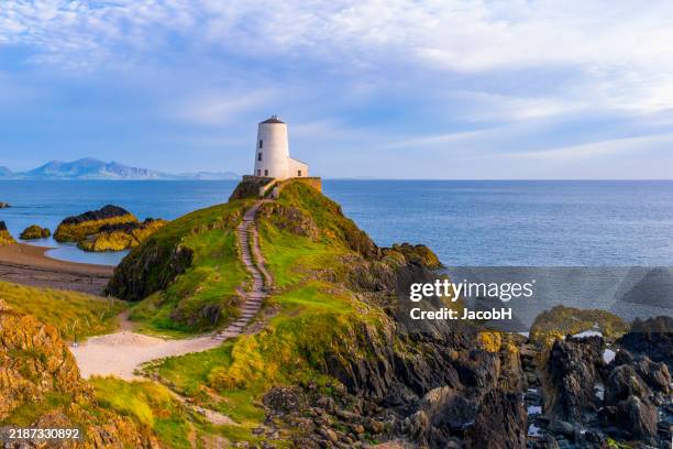 twr mawr auf llanddwyn island, anglesey - wales stock-fotos und bilder