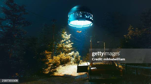 emocionante escena de ciencia ficción con una misteriosa abducción de ovnis en un bosque - vehículo espacial fotografías e imágenes de stock
