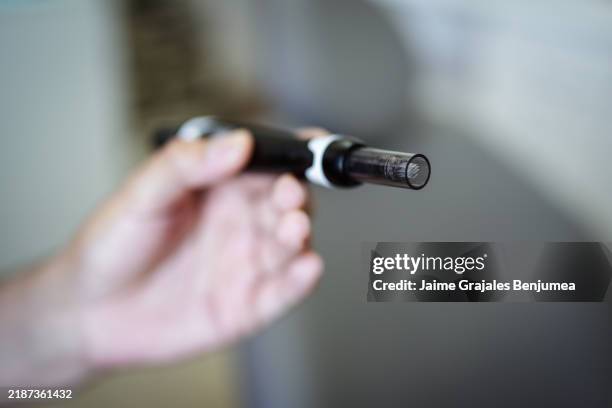 médico sosteniendo dermapen para la terapia con plasma rico en plaquetas - plasma rico en plaquetas fotografías e imágenes de stock