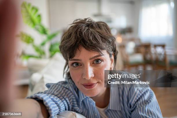 the smile is the most beautiful when you realize that the weekend has arrived - short hair stock pictures, royalty-free photos & images