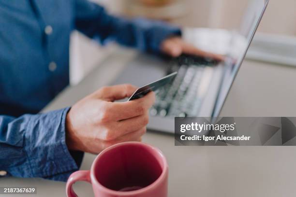 compras en línea con tarjeta de crédito - ama-de-casa-comprando fotografías e imágenes de stock