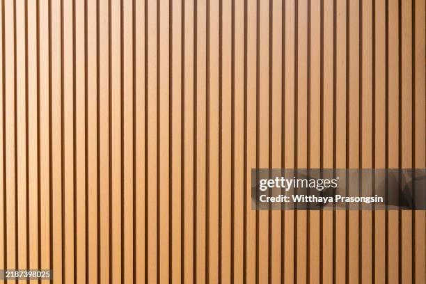 modern wooden slatted wall texture with vertical lines - revestimiento de madera fotografías e imágenes de stock