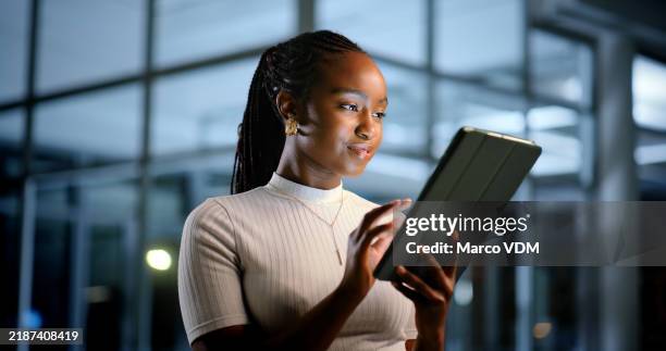 tablette, bureau et femme noire en affaires la nuit pour rechercher ou examiner la conception des publicités. consultante en technologie, en ligne et création de marque avec retour d’information sur les campagnes ou développement sur les heures suppl� - expertise photos et images de collection