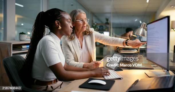 business, people and computer with training in office to prepare accounting reports and finance filing system. mentor, mature manager and helping intern accountant to track financial payments at desk - praktikant bildbanksfoton och bilder