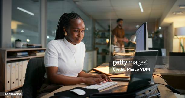 noche, computadora portátil y mujer de negocios escribiendo informe, correo electrónico o artículo de investigación en la oficina de inicio. computadora, escritor de contenido y trabajo en proyecto, blog o historia creativa para la plataforma de redes - bloguear fotografías e imágenes de stock
