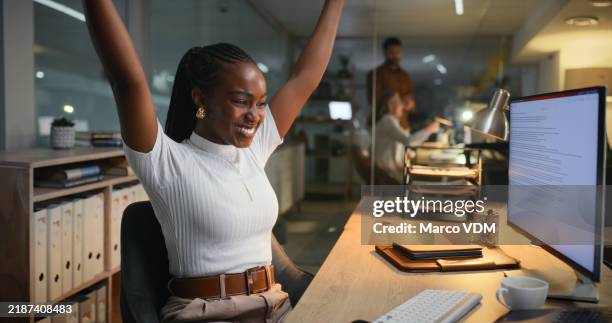 empresaria, mujer negra y emocionada en la oficina en la computadora con celebración, buenas noticias y promoción laboral como redactora publicitaria. mujer, empleada y felicidad por la presentación del proyecto, el plazo y el éxito - redactor publicitario fotografías e imágenes de stock