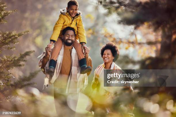 happy black family having fun in autumn day at the park. - bära på axlarna bildbanksfoton och bilder