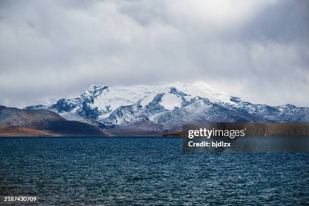 lake puma yumco in xizang, china - tibet autonomous region stock pictures, royalty-free photos & images