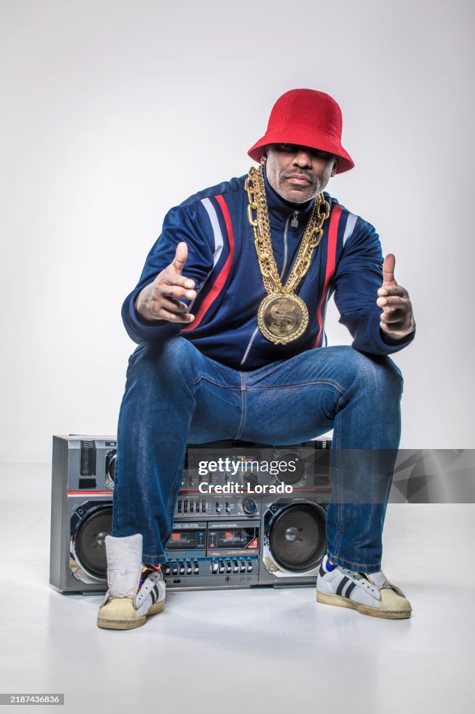 Un retrato de estudio de un guapo hombre negro que representa la cultura Hip Hop de la costa este de la década de 1980