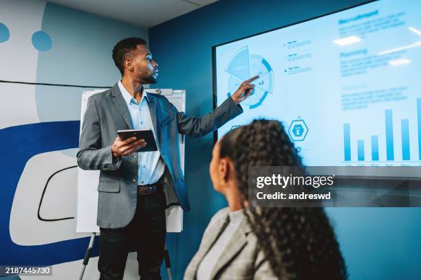 businessman presenting results on tv - financial result stock pictures, royalty-free photos & images