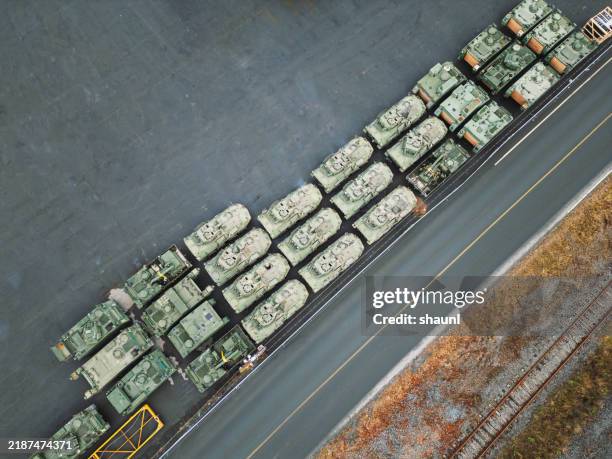 bewaffneter militärischer mannschaftstransporter - militärisches landfahrzeug stock-fotos und bilder