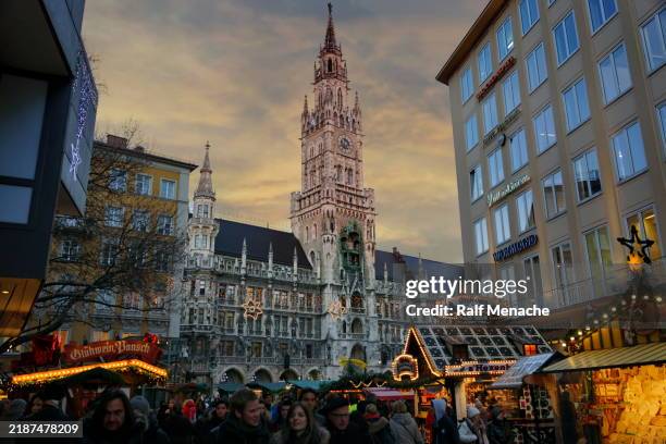 christkindlmarkt in der fußgängerzone des marienplatzes. bayern, deutschland. - marienplatz stock-fotos und bilder