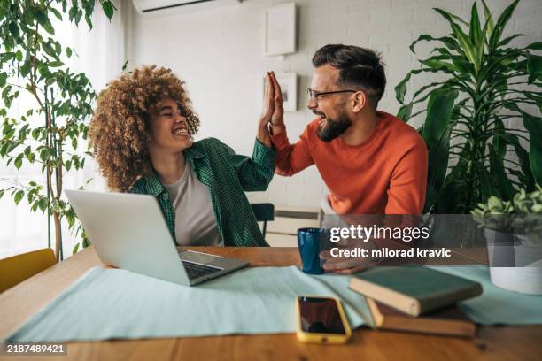 des gens d’affaires célèbrent le succès dans un bureau - forme de communication photos et images de collection