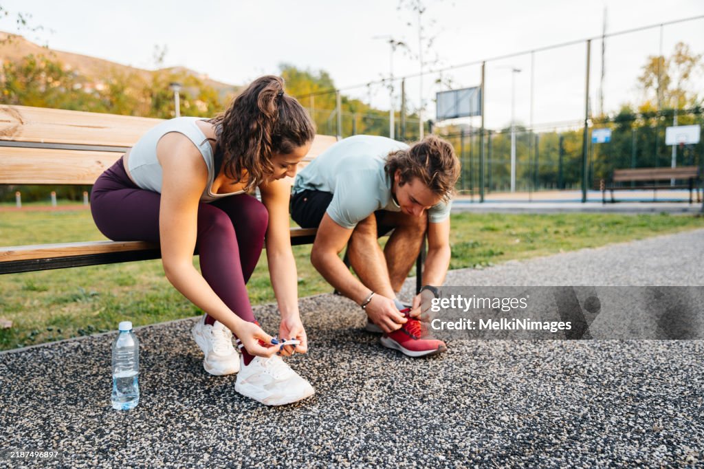 Bereiten Sie sich vor. Turnschuhe binden vor dem Training