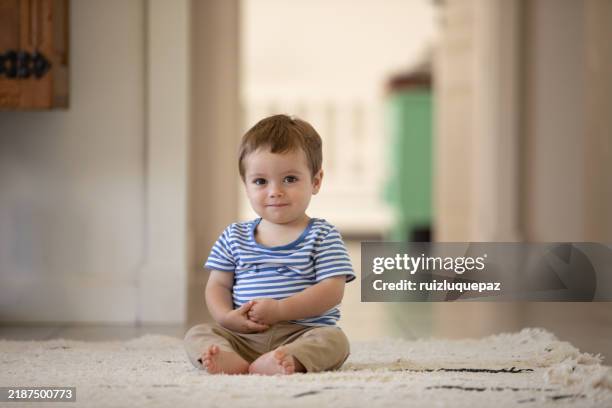 portrait of a cute baby crawling at home - focagem no primeiro plano imagens e fotografias de stock