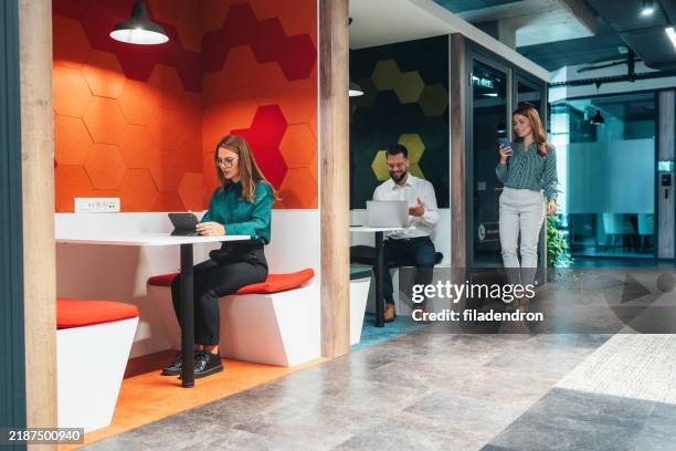 gens d’affaires de bureau moderne - open space photos et images de collection