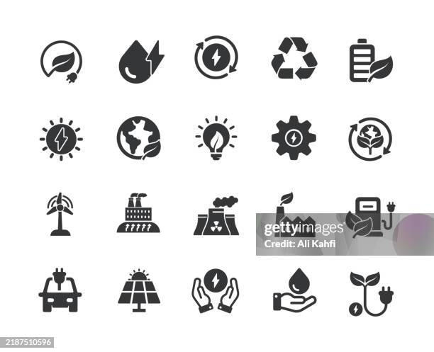 grüne energie glyphe feste symbole. enthält elektrizität, solarenergie, ökologie, wasserkraft feste ikonensammlung. vektor-illustration. für website-design, logo, app, vorlage, benutzeroberfläche usw. - energieeffizienz stock-grafiken, -clipart, -cartoons und -symbole