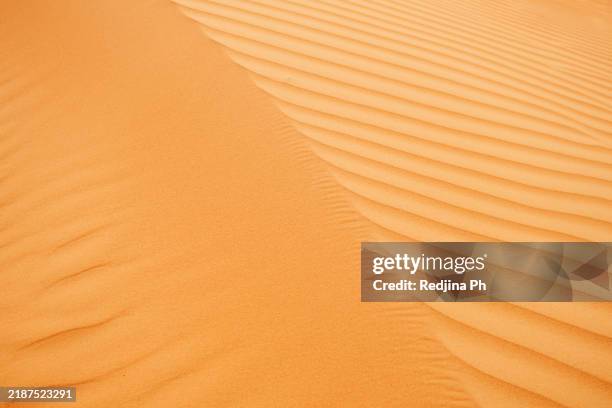 golden sand patterns on desert dune - sand dune texture stock pictures, royalty-free photos & images
