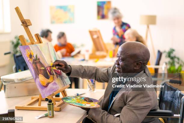 clases de arte para terapia en una residencia de ancianos - geriatría fotografías e imágenes de stock