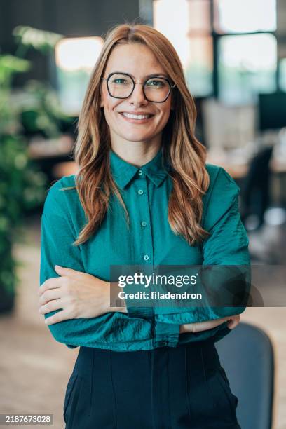 verticale de femme d'affaires dans le bureau - vue de face photos et images de collection