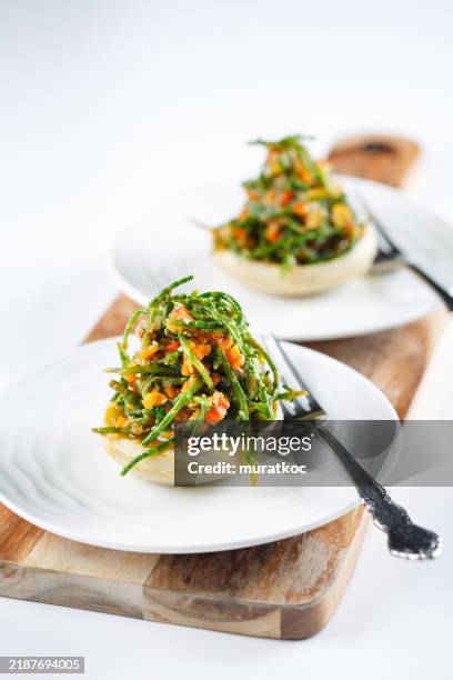 plato de alcachofas turcas con judías marinas y aceite de oliva - plato de acompañamiento fotografías e imágenes de stock
