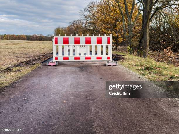 road barrier - road closed due construction site - barrikade stock-fotos und bilder