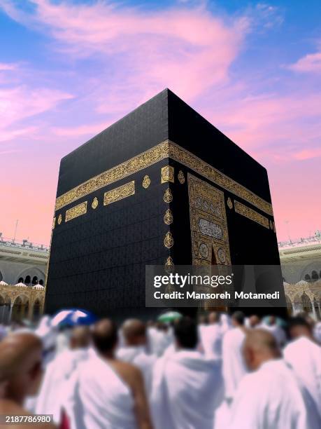muslim praying in kaaba, mecca, saudi arabia, october 28,2024 - meca fotografías e imágenes de stock