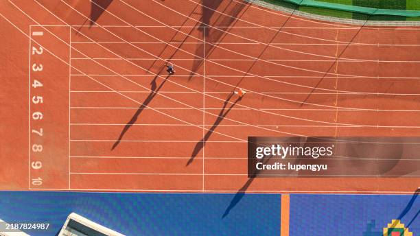 aerial view of runners - estadio de atletismo fotografías e imágenes de stock
