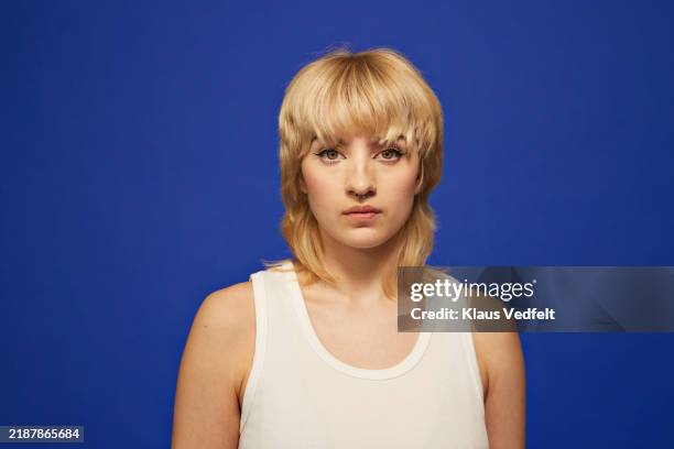 confident young non-binary person with blond bangs - olhos abertos imagens e fotografias de stock