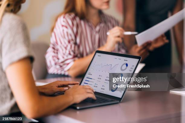 zusammenarbeit im team bei einem geschäftstreffen mit datenanalyse - digitales marketing stock-fotos und bilder